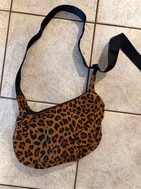 BAGGU Handbags - BAGGU Leopard Print MEDIUM crescent bag